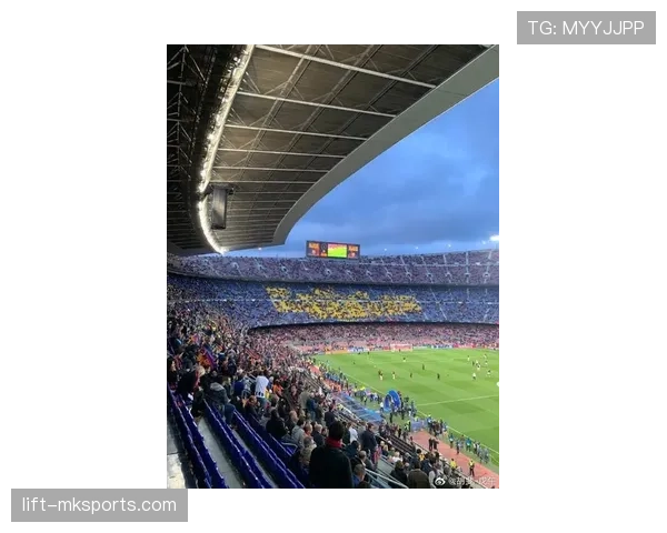 布达佩斯球场新赛季揭幕战点燃球迷热情，主场氛围热烈彰显坚定支持