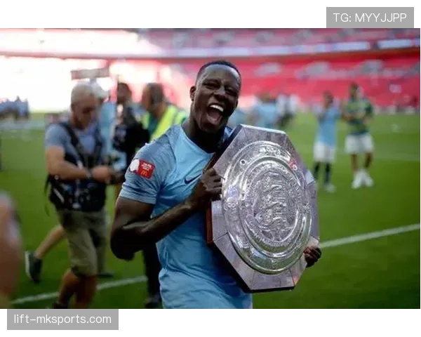 巴洛特利又穿着传奇丑T去豪宅开派对，门卫都看懵了！